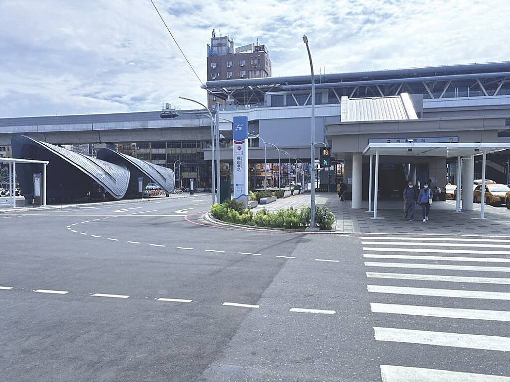 高雄捷運紅線延伸線今年初已開通至岡山,捷運和火車「雙鐵共構」,岡山交通便利性大增。圖/永義房屋岡山RK1中山加盟店提供