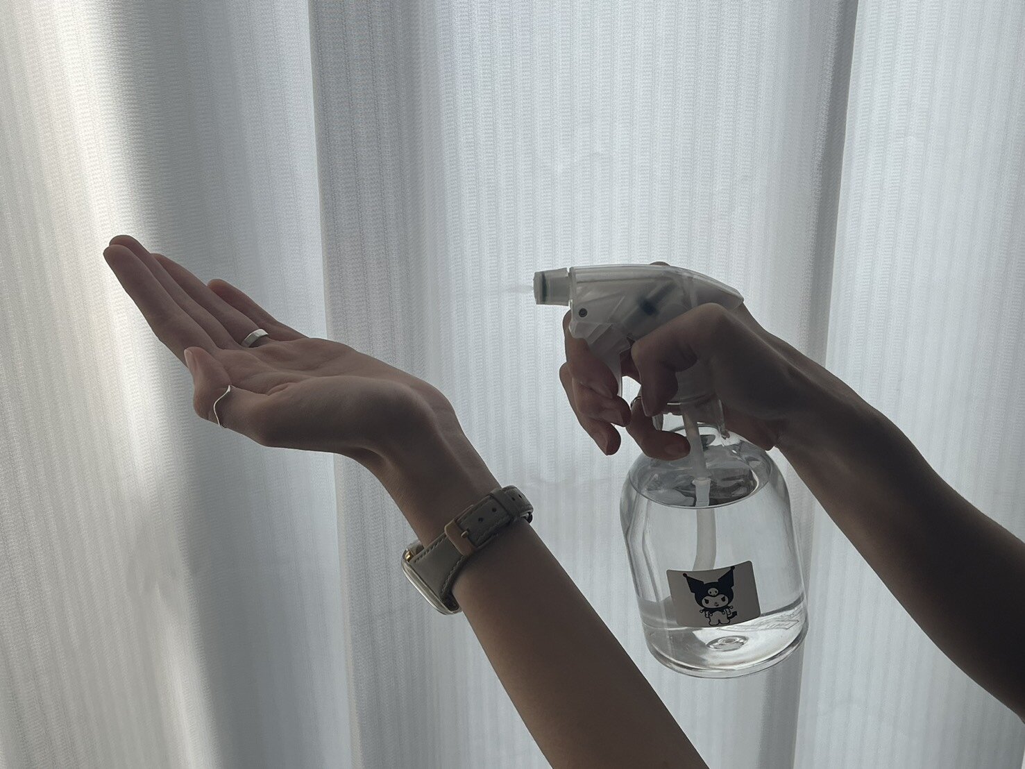 衛福部疾管署副署長羅一鈞表示，指揮中心解編後，酒精已非防疫物資，無法以傳染病防治法處理。圖為酒精消毒示意圖。記者林琮恩／攝影 