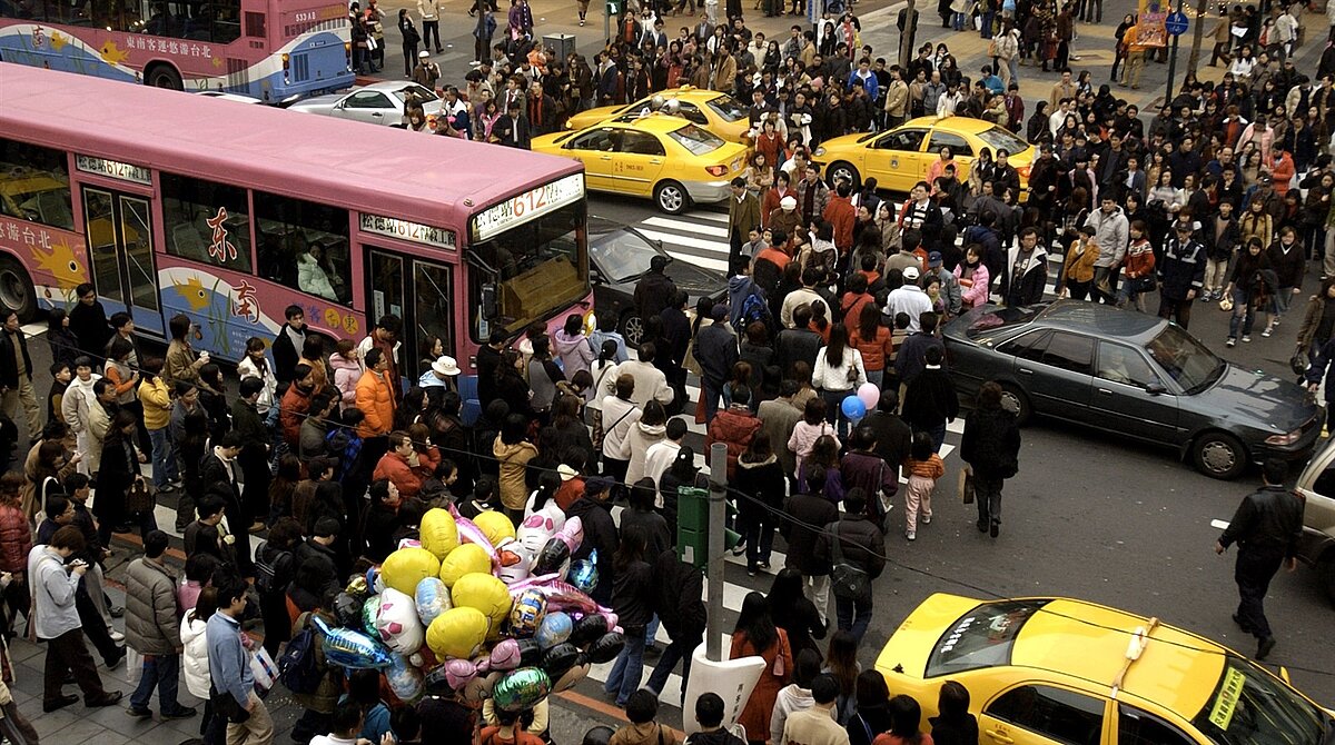 華納威秀影城與新光三越百貨間的松壽路的行人通行號誌一亮,大批的人潮塞滿行人穿越道。 圖與文/鄭超文。報系資料照