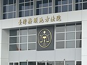 告劉家酸白菜火鍋店「歡迎光臨」害摔倒　包租婆求償2百多萬敗訴