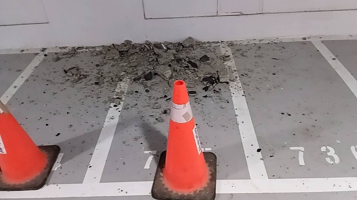 民進黨新竹市議會黨團開記者會,批評慈雲路空橋工程狀況連連,不僅工期延宕,還有鄰損問題,附近社區地下停車場有水泥塊掉落、滲水。圖/民進黨新竹市議會黨團提供