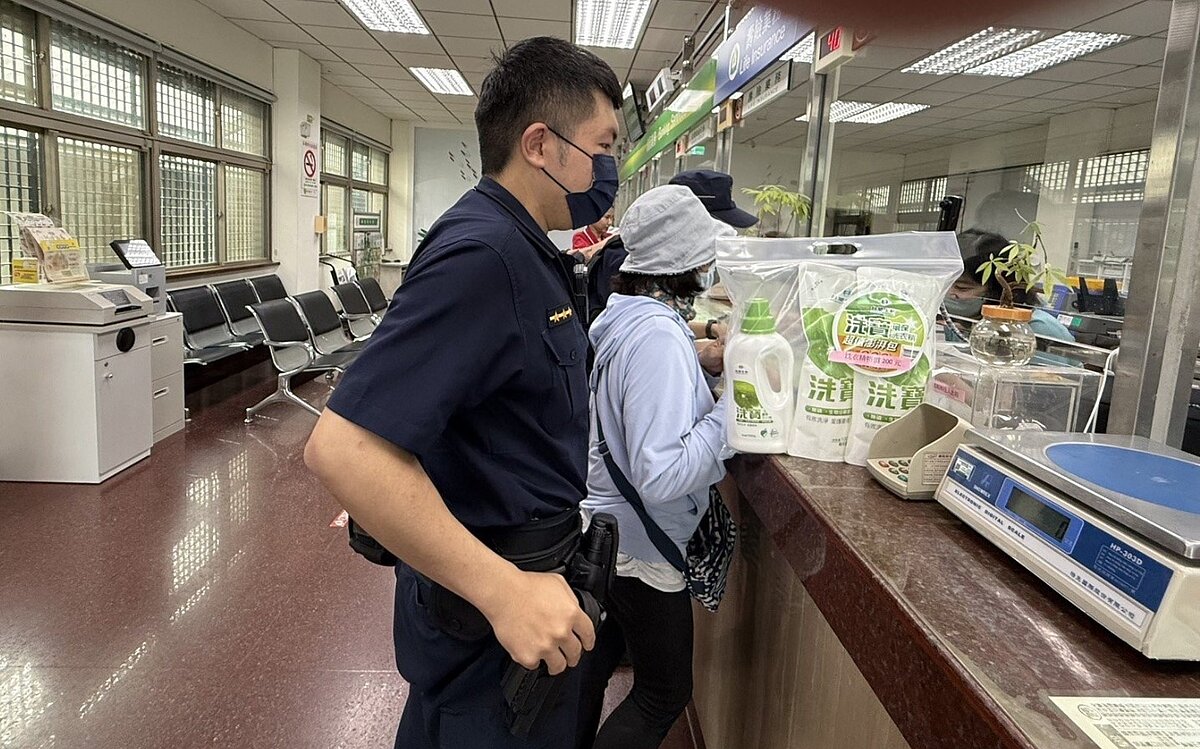 彰化縣北斗警分局田尾派出所員警到田尾郵局阻詐。圖/民眾提供