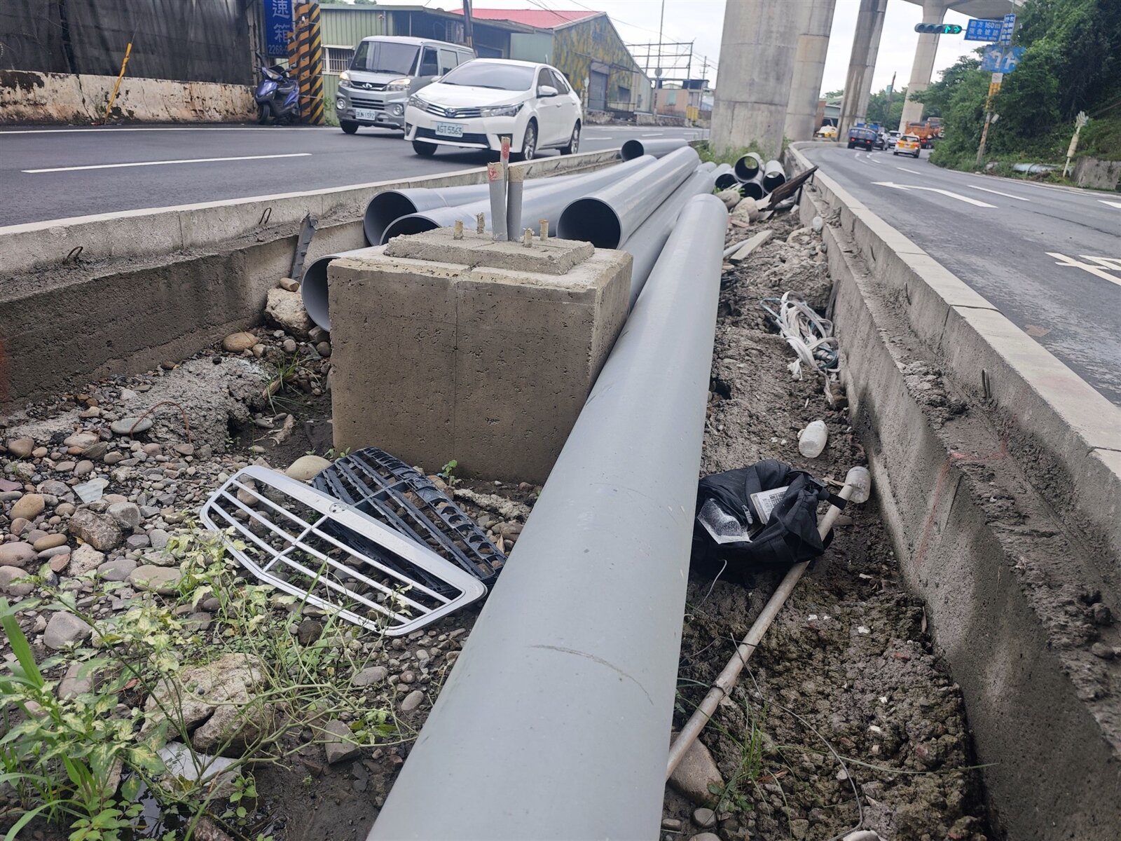 三峽介壽路三段的高架橋墩分隔島,由於尚未進行花圃綠化種植,缺口反成了民眾棄置大型家具的垃圾場,亂成一團。記者李定宇/攝影