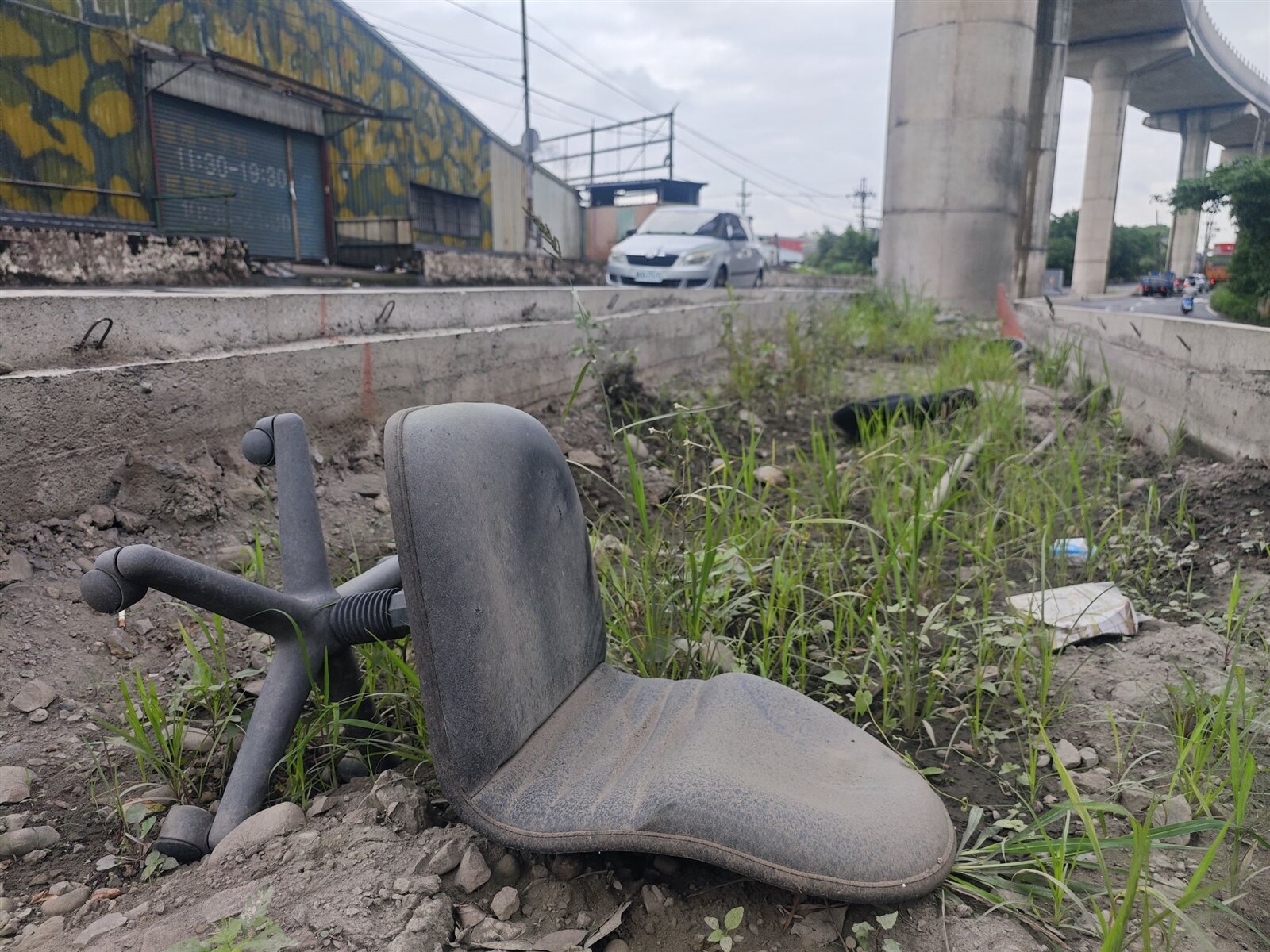 三峽介壽路三段的高架橋墩分隔島,由於尚未進行花圃綠化種植,缺口反成了民眾棄置大型家具的垃圾場,亂成一團。記者李定宇/攝影