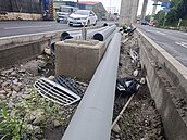 捷運三鶯線還未完工　分隔島就成大型垃圾場