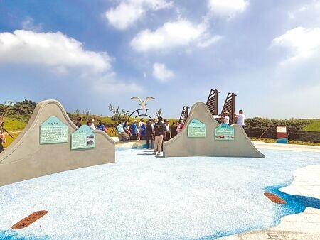 桃園市許厝港溼地南岸景觀營造工程於今年4月完工,公園內設置休憩廣場、景觀座椅、入口意象、自行車架及許厝港的歷史脈絡與文化解說等設施。(廖姮玥攝)