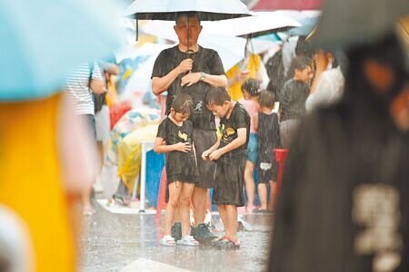 
台北7日中午過後下起大雨，圖為台灣還我特色公園行動聯盟在凱道舉辦「盡情遊戲日」，孩子在雨中大玩各項遊戲。（郭吉銓攝）
