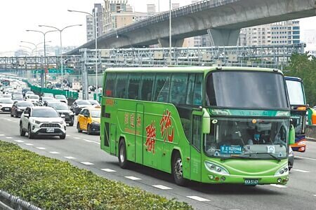 客運業面對駕駛荒、經營困境未解,近1年高達36條路線申請停駛。圖為客運示意圖。(本報資料照片)