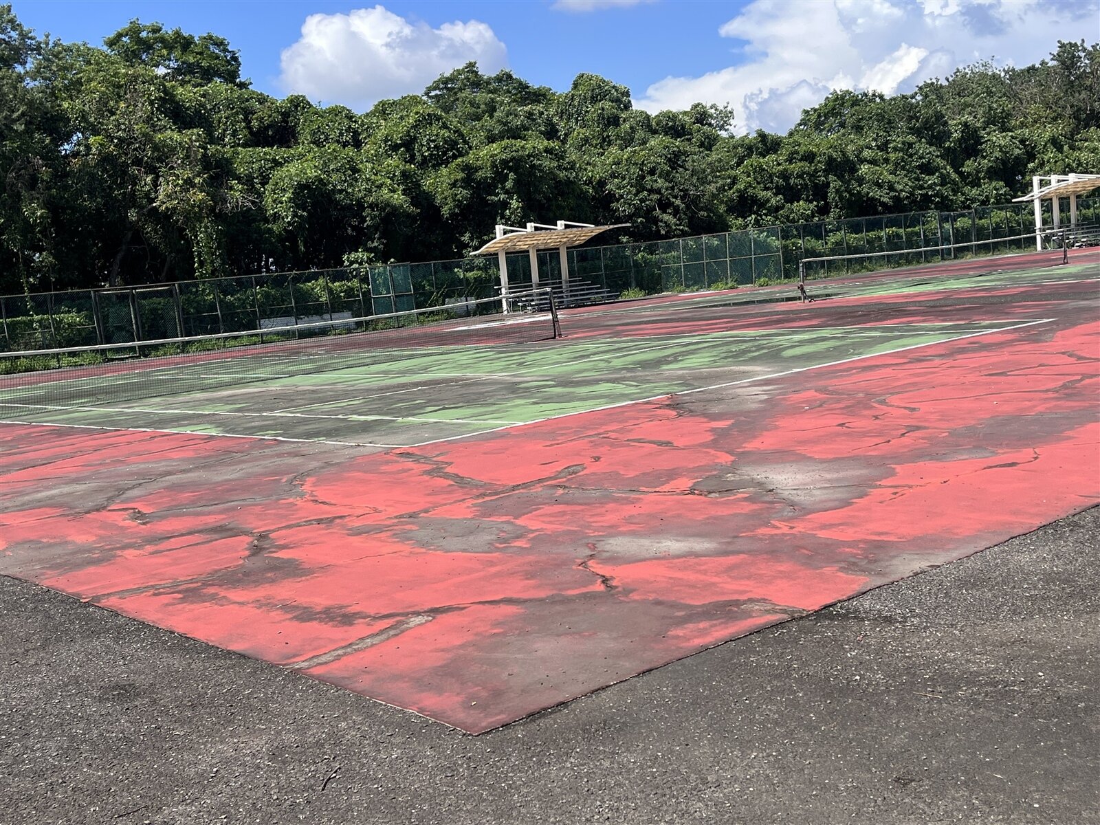 台南市永康區體一運動公園場地破損，幾乎乏人問津，被批形同蚊子館。記者吳淑玲／攝影 