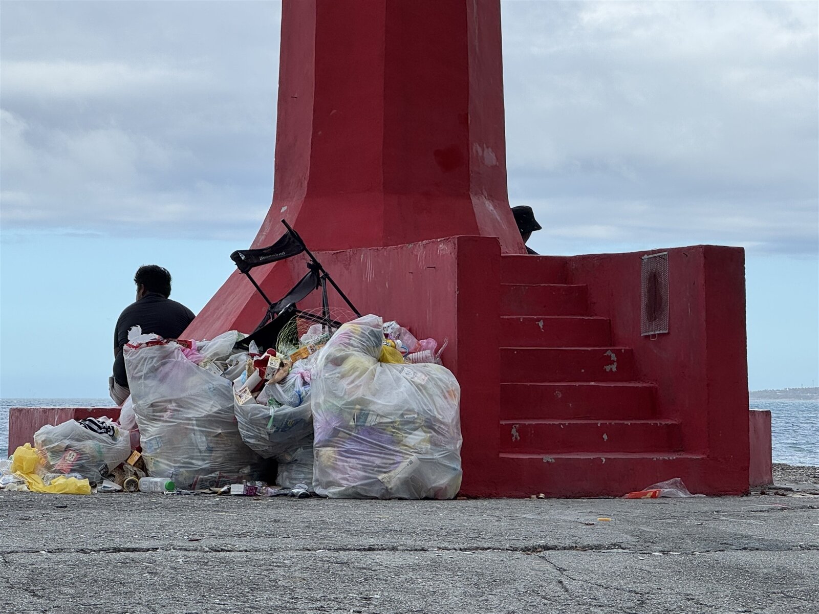 台東新蘭漁港海岸景色優美,更是釣客天堂,不過,歷經端午連假後,紅色燈塔成了垃圾場,大包小包垃圾,瓶罐、檳榔、菸蒂隨處都是,民眾痛批亂丟行為是「海洋殺手」。記者尤聰光/攝影