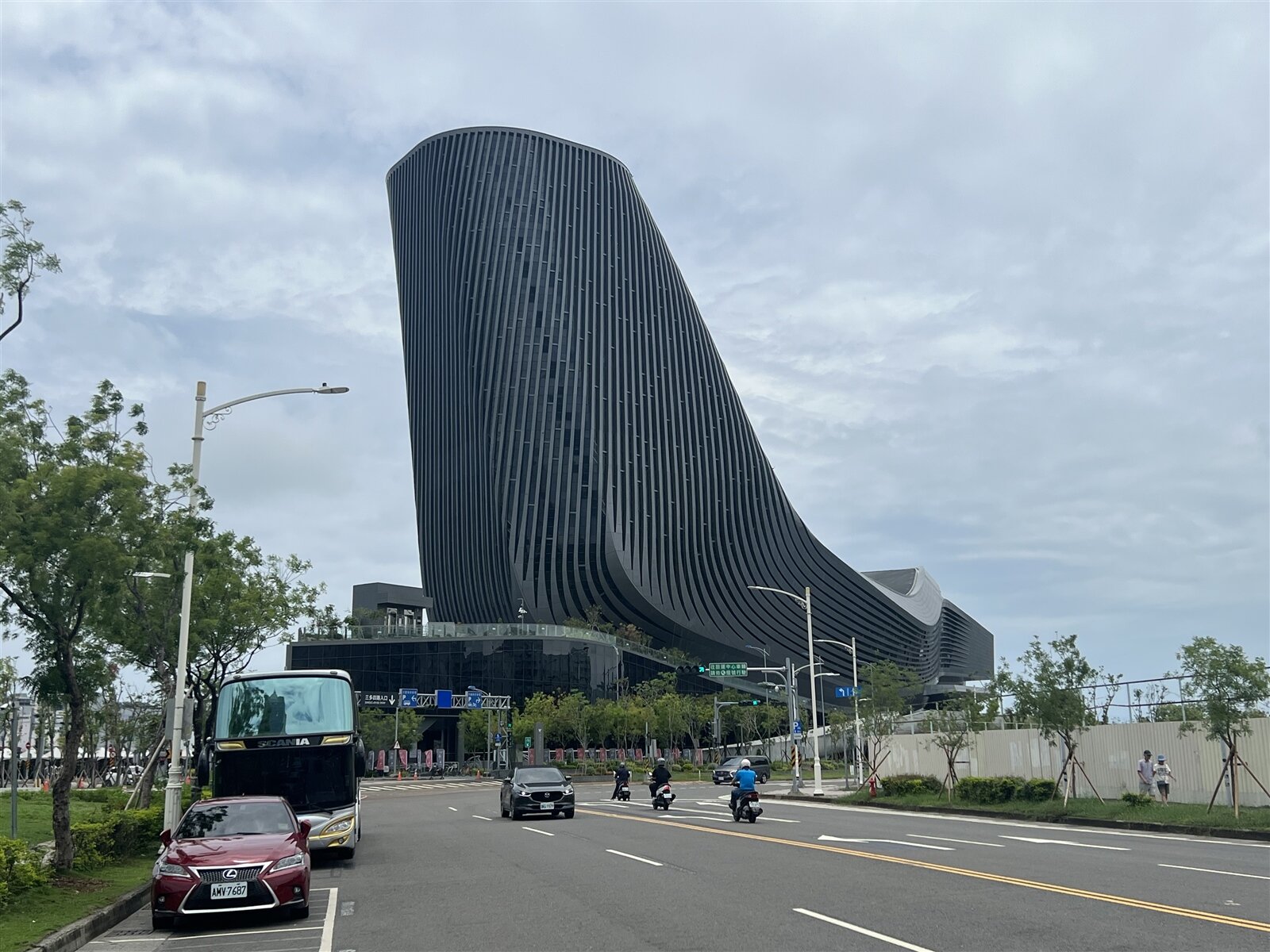 斥資45億元花10年興建的高雄旅運中心，外觀流線像鯨魚，成高雄打卡新地標，但啟用2年多，不少民眾認為整體動線不佳，像迷宮密道。記者王昭月／攝影 