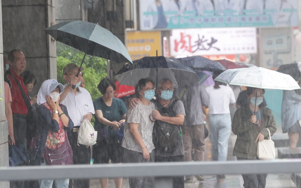 大台北昨天下午大雷雨，許多民眾在路旁等待雨勢稍歇。記者潘俊宏／攝影 