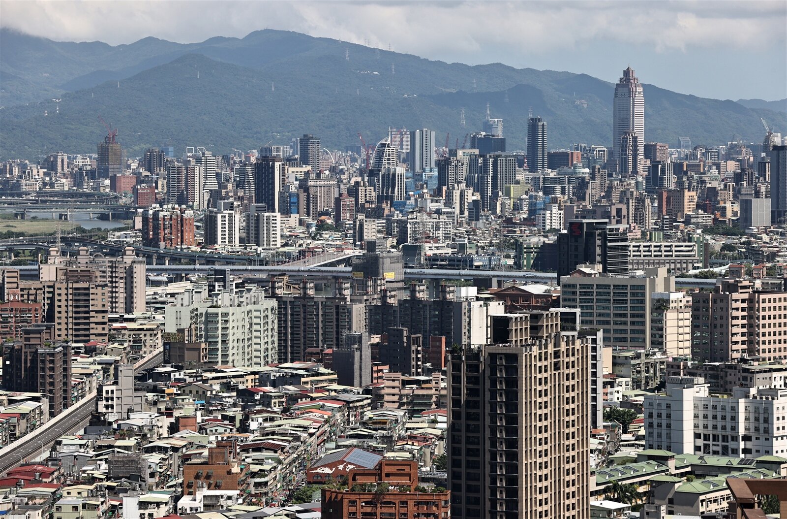 台灣房地產價格現已出現鬆動,雖然房價仍居高不下,但交易量已明顯萎縮。記者杜建重/攝影