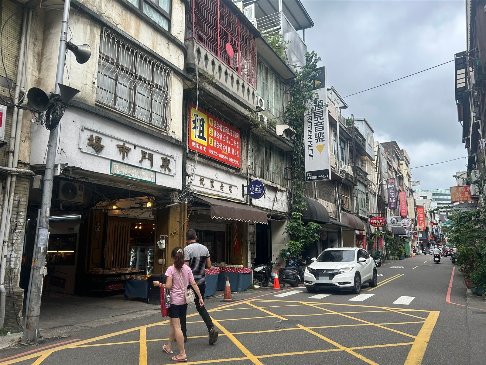 市府調查,民眾所指異味發生地點鄰近大同路市場入口一帶,但該區實際並非屬東門市場管理範圍,而是市場周邊一般商業區域,異味來源可能與周邊部分業者將廚餘或含油汙水逕行排入道路側溝、排水口有關。記者王駿杰/攝影