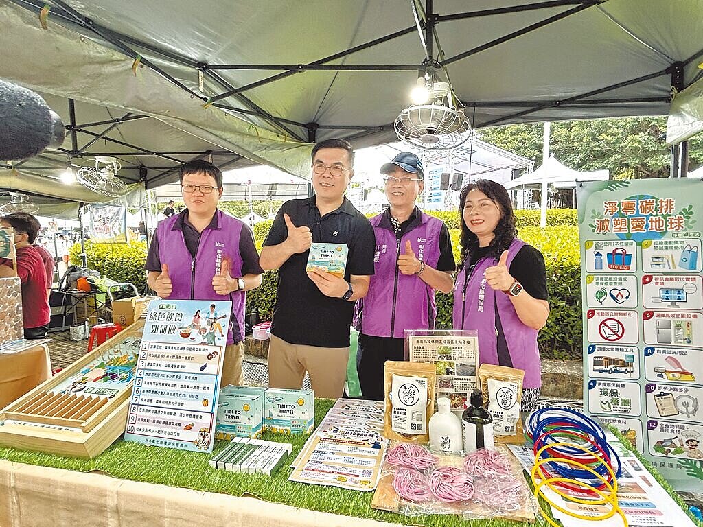 台中市長盧秀燕日前在市議會答詢時連提3次「用肺發電」開嗆環境部長彭啓明（右三），彭7日到台中出席「減塑生活」親子園遊會指出，環境部會即時、嚴密監控，把關民眾健康。圖／民眾提供