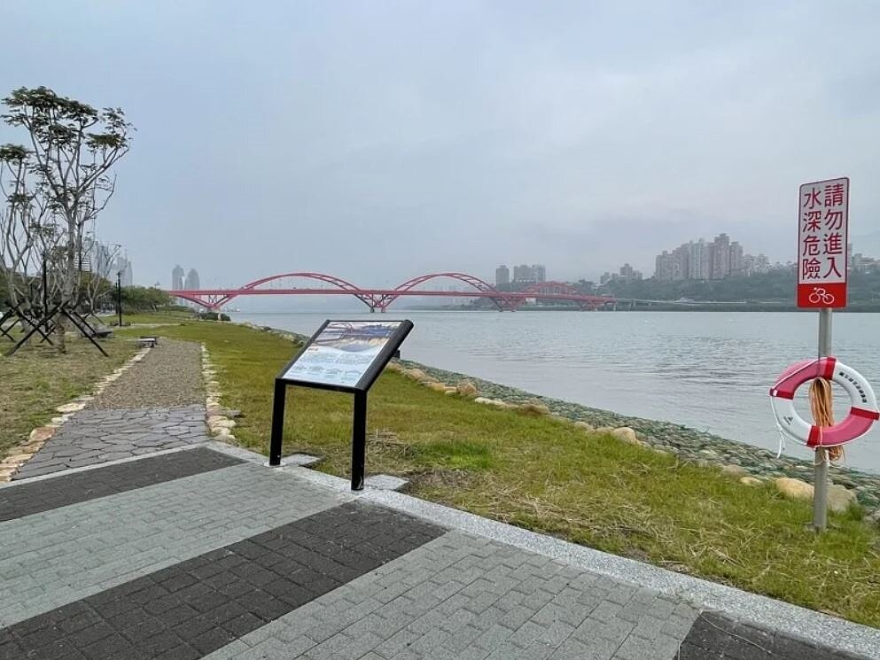 淡水河口淤積嚴重,市府針對航道淤積改善評估期中報告出爐,認為淤積原因包含台北港建港、颱風、水庫洩洪及洋流潮汐等因素。記者葉德正/攝影