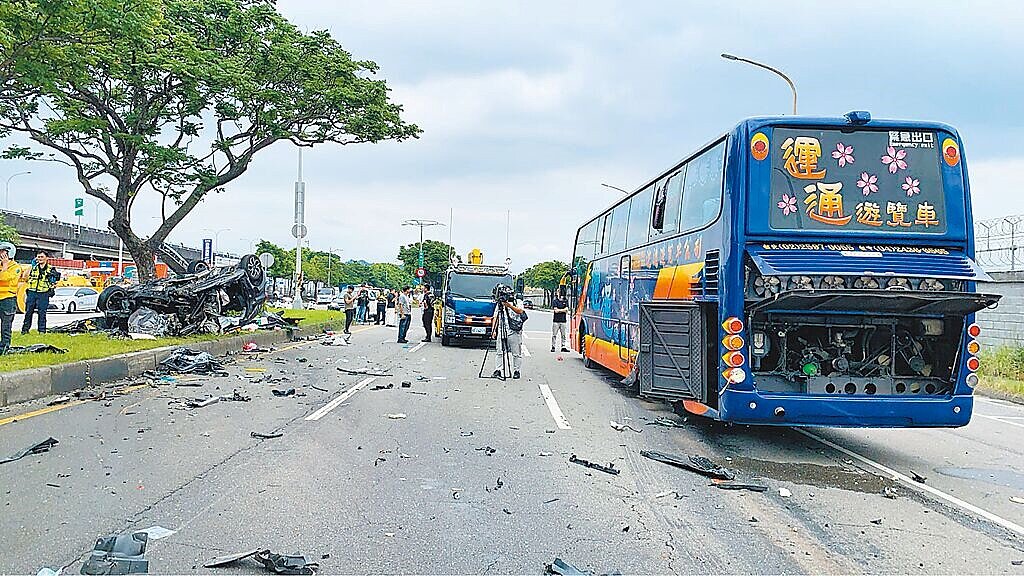 北市松山區撫遠街7日上午發生1起嚴重車禍,40歲劉姓男子開車載76歲母親行經撫遠街時,突然高速從內車道切換到外車道,撞上剛起步遊覽車,母子2人當場失去生命跡象,經送醫搶救不治。圖/警方提供