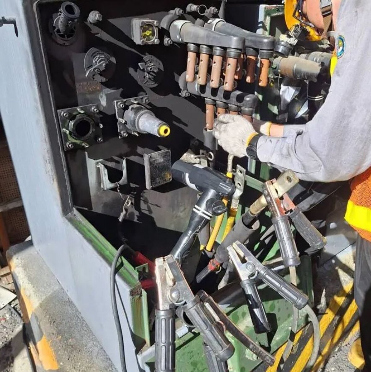 高市左營區文自路一帶的台電變壓器下午2時38分突故障傳爆響聲，導致住戶及店家共1131戶瞬間停電，台電人員搶修後復電。圖／台電提供
