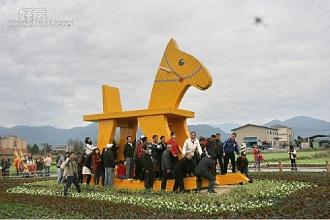 宜蘭觀光文化年，百人搖動超大洛克馬！