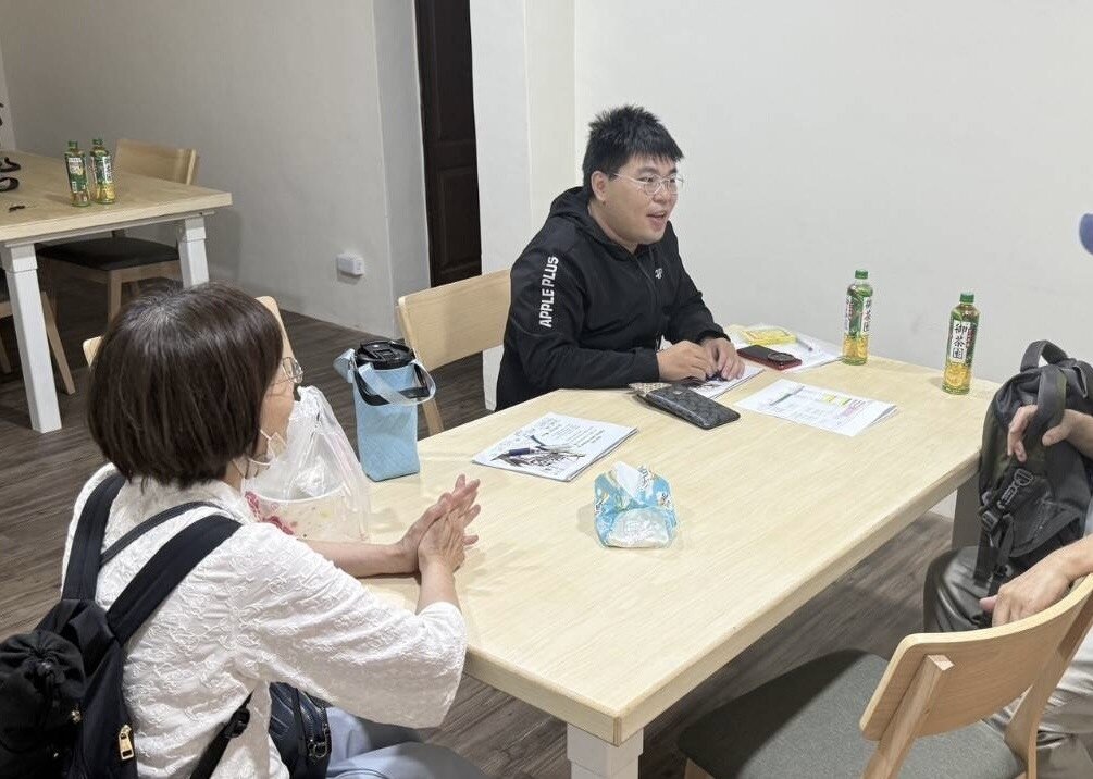都更駐點工作站工作人員聽取民眾的問題。圖：住都中心提供