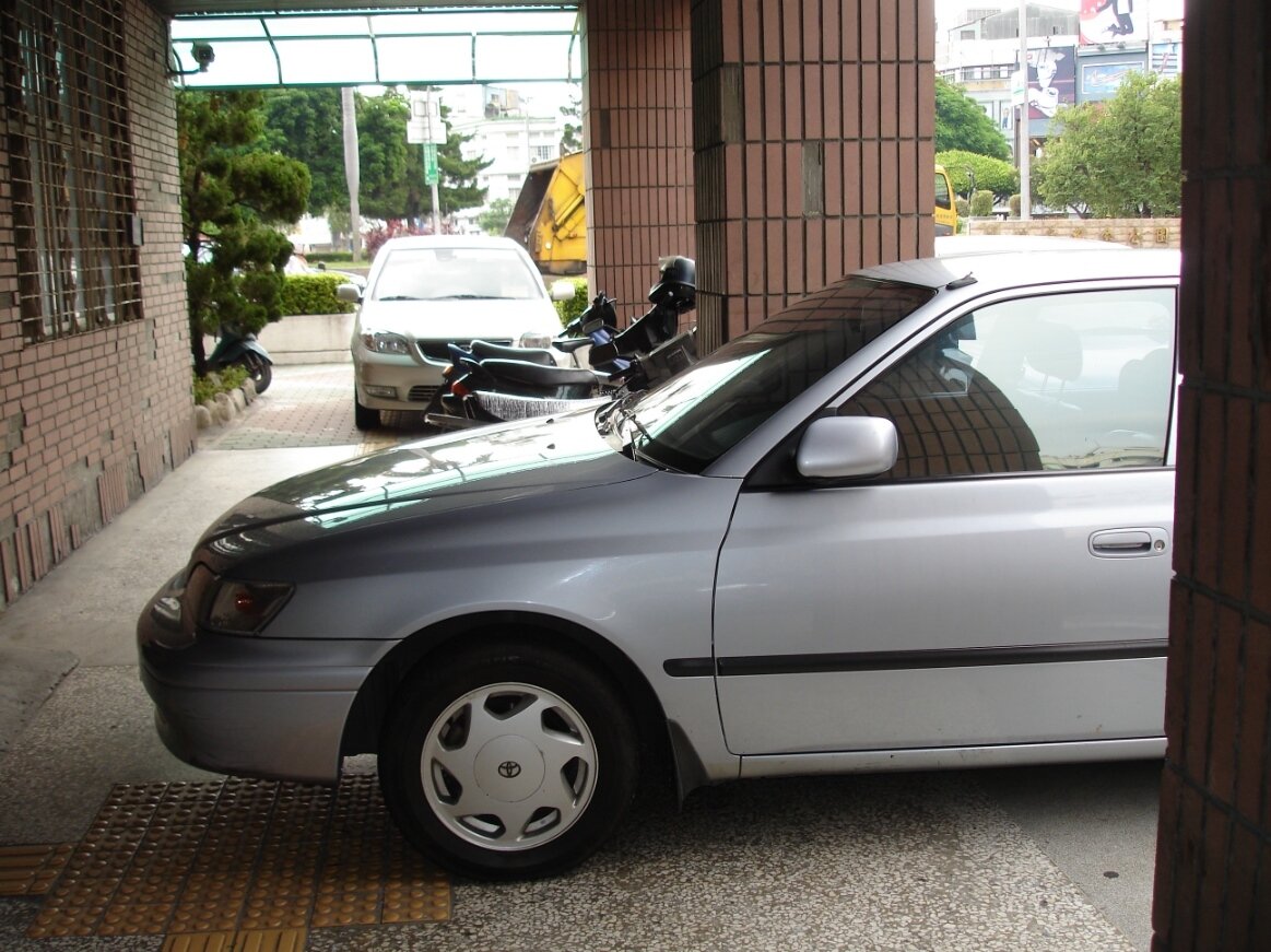 沈姓男子的轎車當時以車頭朝住家門口、車尾朝道路方向方式停放於騎樓處，車身完全佔據騎樓。示意圖／本報資料照片 