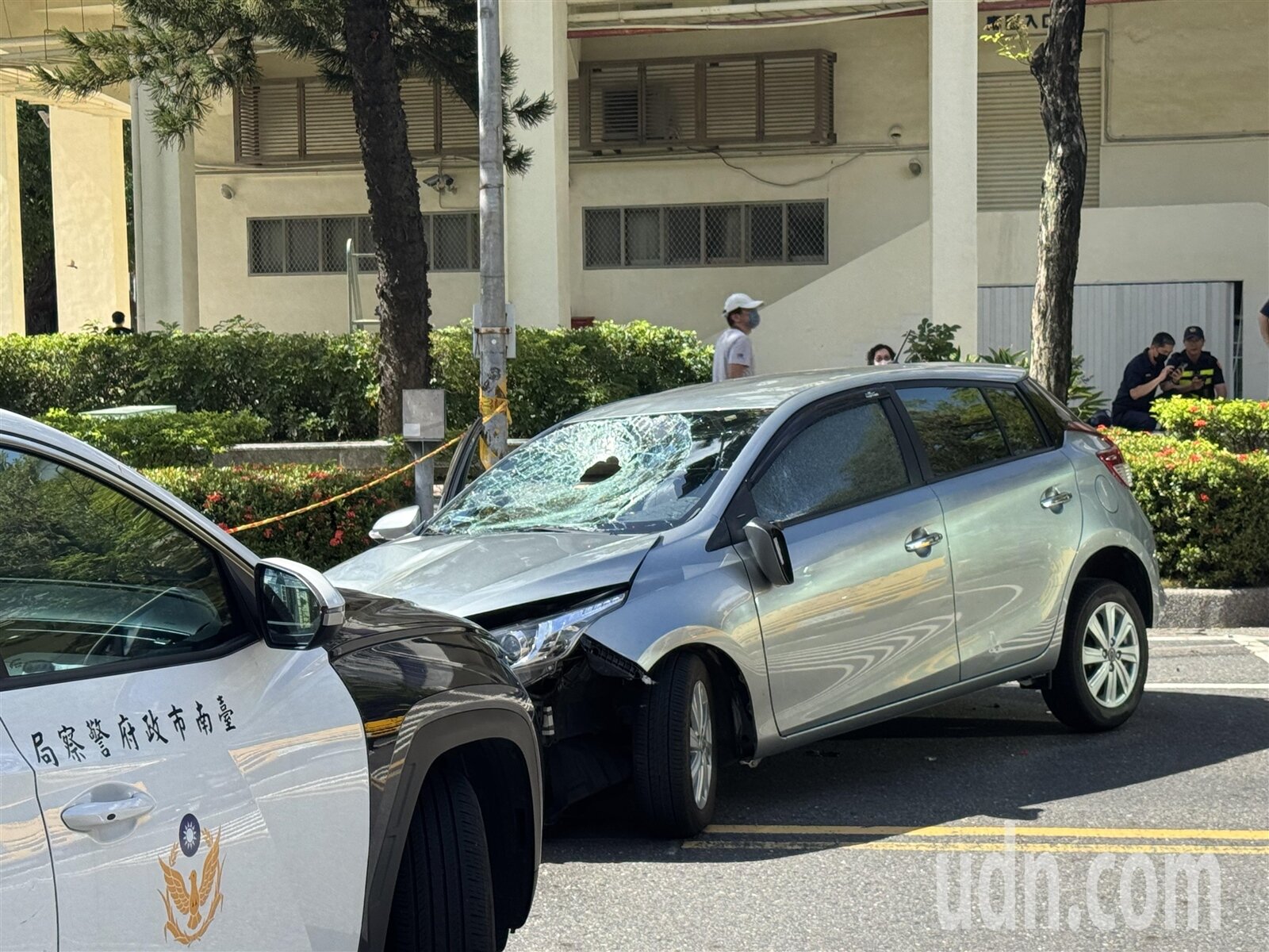 76歲劉姓婦人高速撞上70多歲腳踏車騎士導致他失去呼吸心跳,擋風玻璃破了大洞。記者袁志豪/攝影