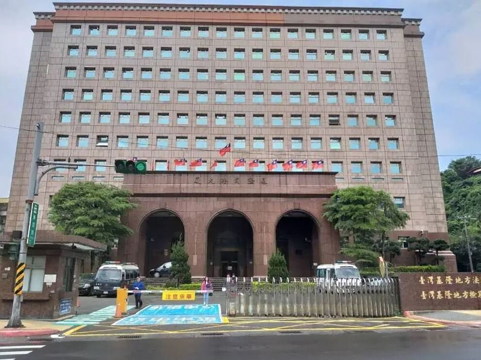 張姓和白姓男子用身體外加衣櫃擋門，阻擋員警進屋，以利屋內的王姓通犯逃脫。基隆地院審理後，依使犯人隱避罪各處拘役50天，可易科罰金。聯合報資料照
