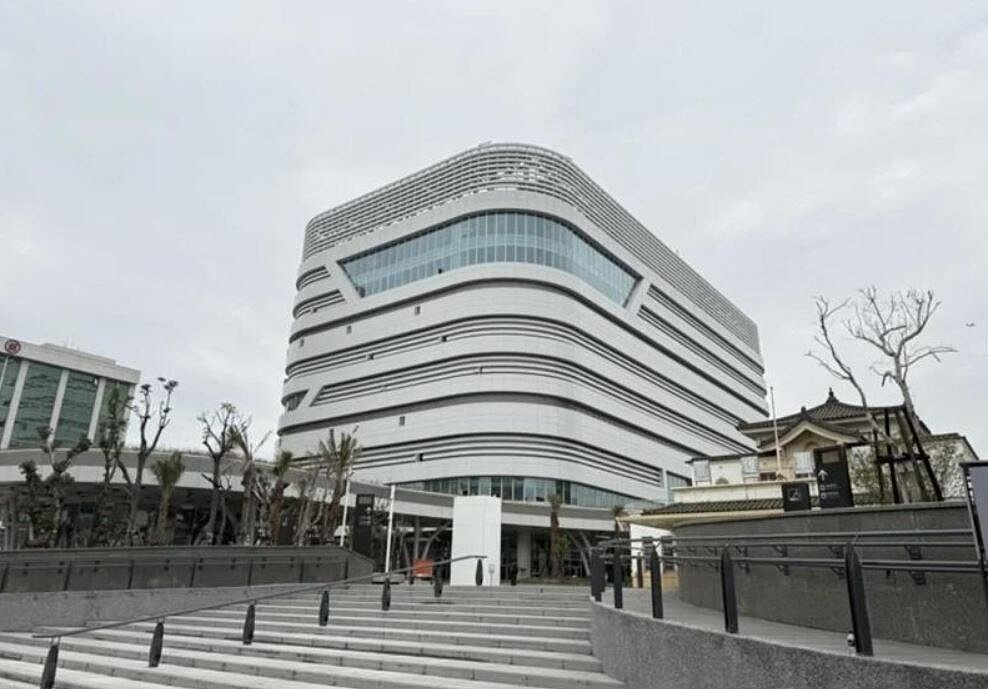 高雄車站歷經20年工程完工,10層樓商業大樓今年3月率先公告招商,但至6月4日投標截止,僅一家廠商投標、宣告流標。記者宋原彰/攝影