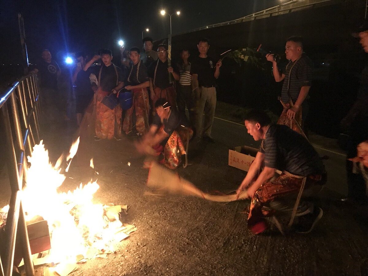 早期送肉粽儀式僅是彰化鹿港沿海一帶的民俗,對於上吊的往生者要舉行送煞儀式到海邊。圖/楊昇樺提供