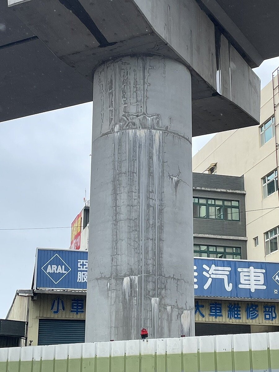 桃園捷運綠線近期被發現部分高架橋墩滲水、龜裂,甚至出現「鐘乳石」,遭質疑恐影響結構安全。圖/議員黃敬平提供