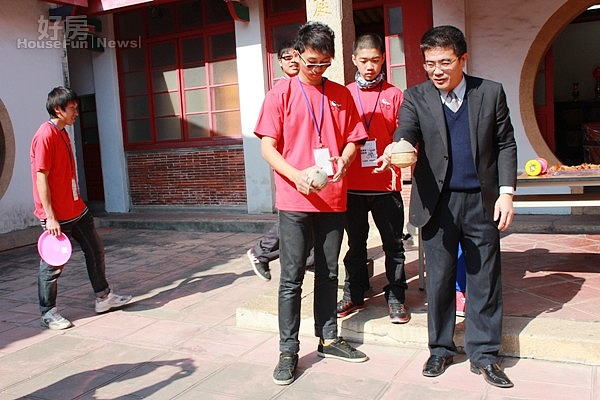 鹿港春節活動不斷,擲筊行好運最多聖杯抱回大獎。