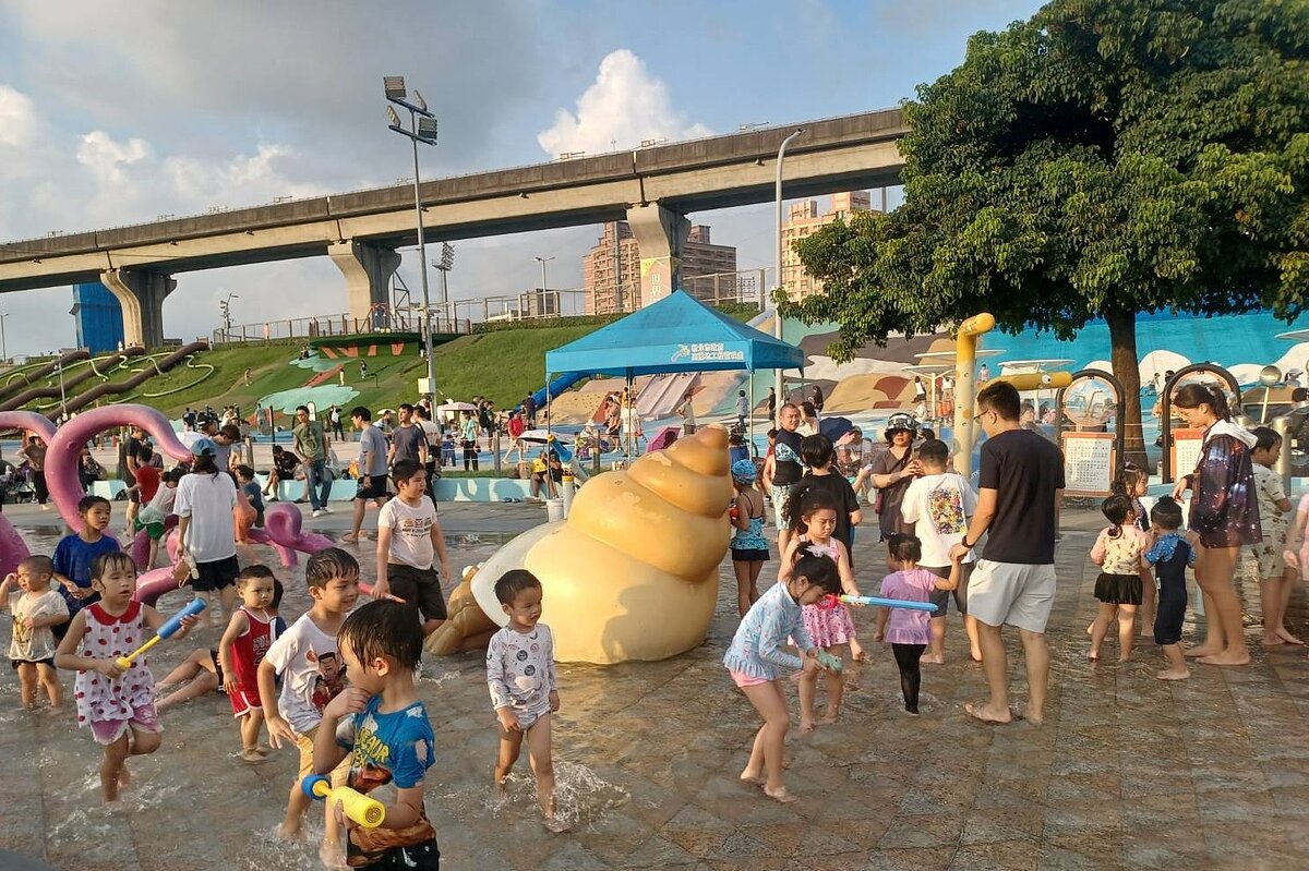 海世界水樂園每年總是吸引大批玩水民眾。圖／新北市高工處提供