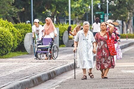 民團質疑,當高齡化加速,生育率持續探底,「我們的老年只剩下外國人、機器人來照顧了」。此為示意圖。(本報資料照片)