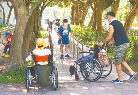 台灣邁入超高齡社會,照顧人力日益稀缺,未來照顧型態將從「一對一」走向「一對多」。(本報資料照片)