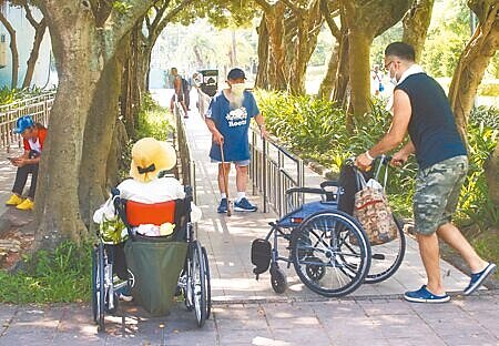 
台灣邁入超高齡社會，照顧人力日益稀缺，未來照顧型態將從「一對一」走向「一對多」。（本報資料照片）
