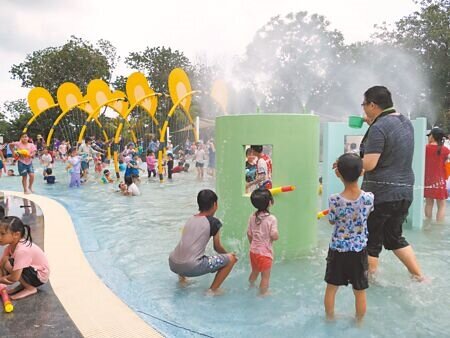 雲林縣最大公共親子水上樂園位於虎尾鎮「632高地公園」內,斥資3500萬元,總面積1.5公頃,8日正式啟用,吸引上千民眾同樂。(張朝欣攝)