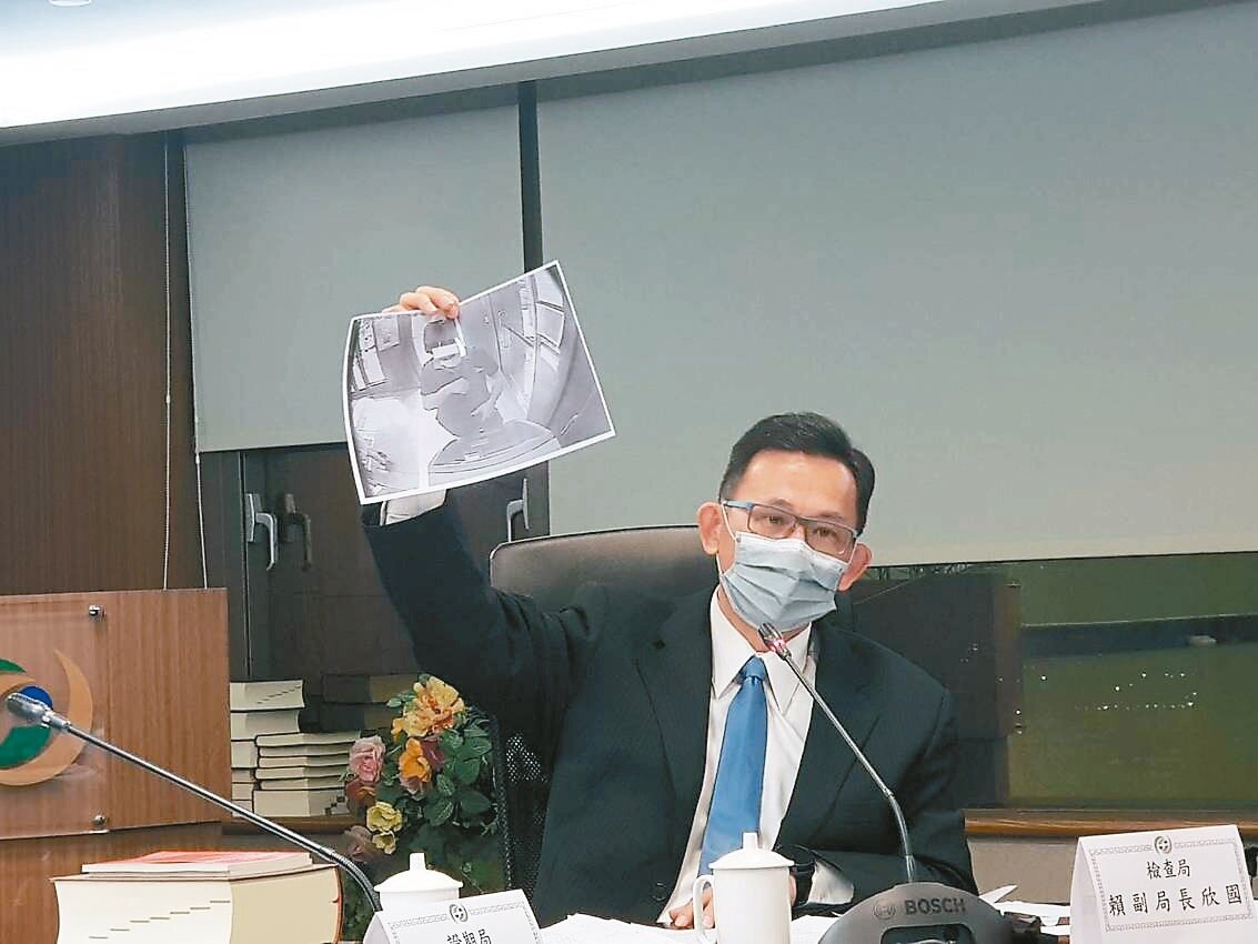 金管會三年前發現江媽炒房團涉弊。圖為當時檢查局副局長賴欣國出示相關監視畫面證據。圖/聯合報系資料照片
