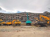 高雄斷腳式拆國際商工　市府命停工