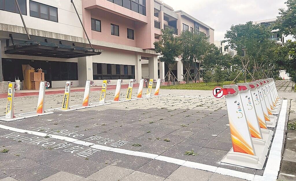 新竹縣公共自行車YouBike,2025年新增芎林鄉站點,目前已有9站完成安柱工程,最快暑假正式上路。(新竹縣政府提供/邱立雅竹縣傳真)