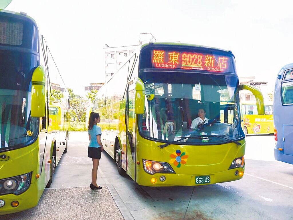 行駛於新北市新店與宜蘭羅東、蘇澳間的國道客運9028,部分班次會繞駛至新北市坪林。受到大環境影響,國道客運經營艱困,預計今年底停止載客。(新北市交通局提供/高鈞麟新北傳真)