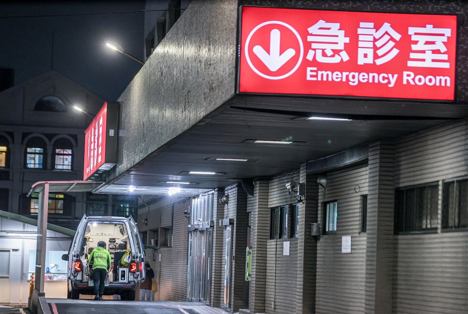 台灣急診醫學會公共事務委員田知學說，今年急診醫師離職潮恐逾百人，這不只是人力流動的數字對比，而是整個醫療體系正在失血的警訊，愈來愈多專科正面臨醫師斷崖式流失問題。本報系資料照片 