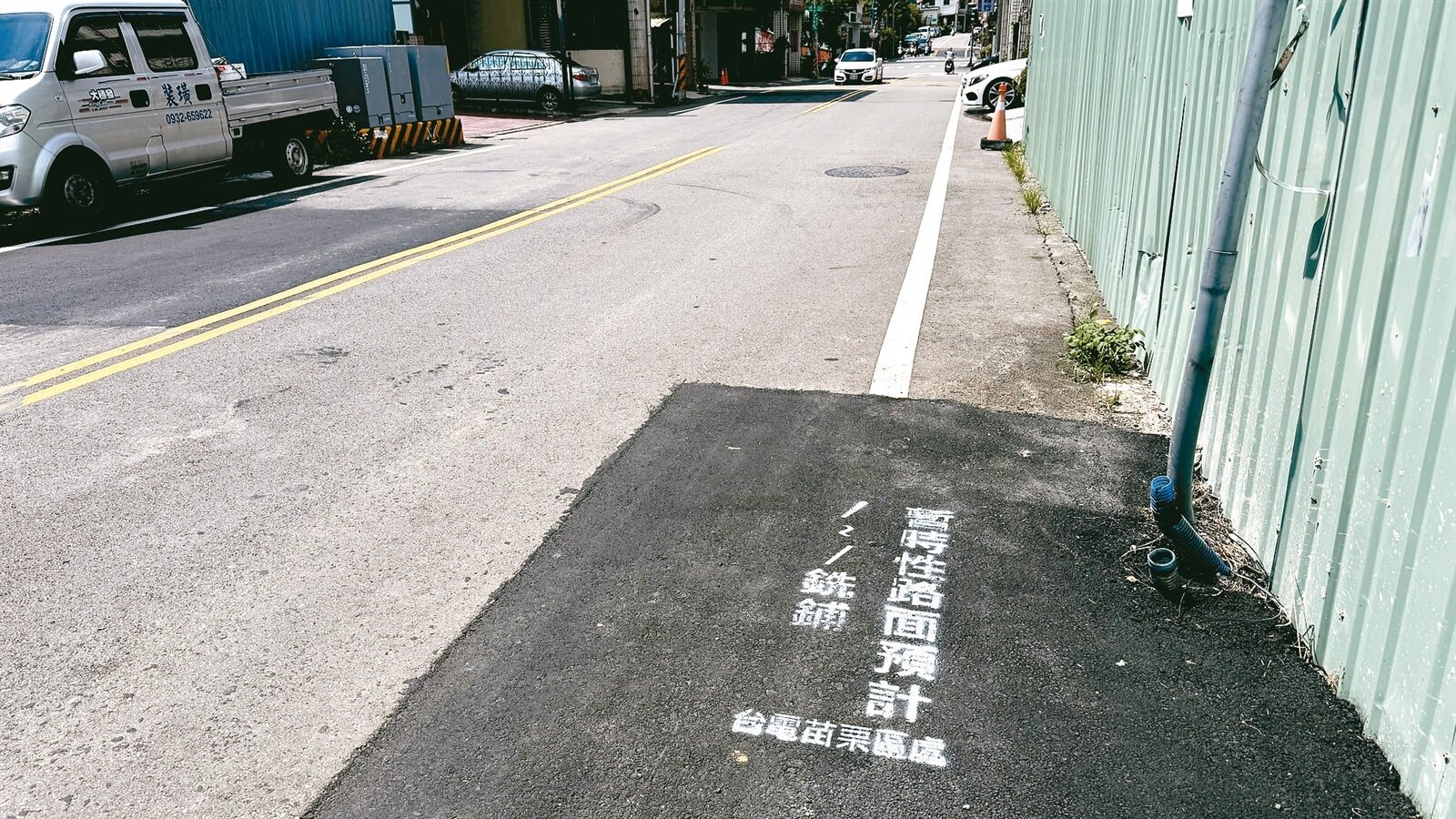 苗栗縣道路埋設管線管理新制，規定簡易修復路面必須噴漆預告修復時間。記者范榮達／攝影 
