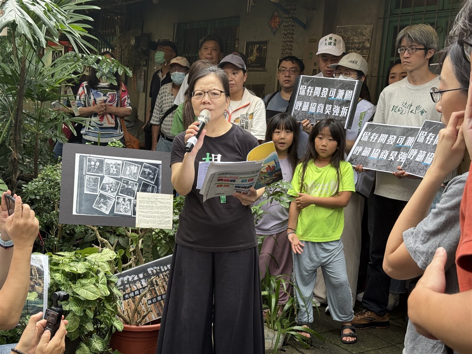 屋主賴碧珍說，家族在地五代，依法多次申購土地，卻被水利會以「機關用地」為由拒絕，土地最後賣給財團，剝奪住戶優先購買權。記者張策／攝影 