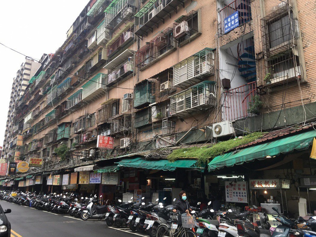 北市大安精華區「蛋黃中蛋黃」的信維整宅，同意門檻一直卡8成多，不過第二階段卡了14個月後，終於今年7月底8月初，市府將協助下一階「模擬選配」。圖／聯合報系資料照片 