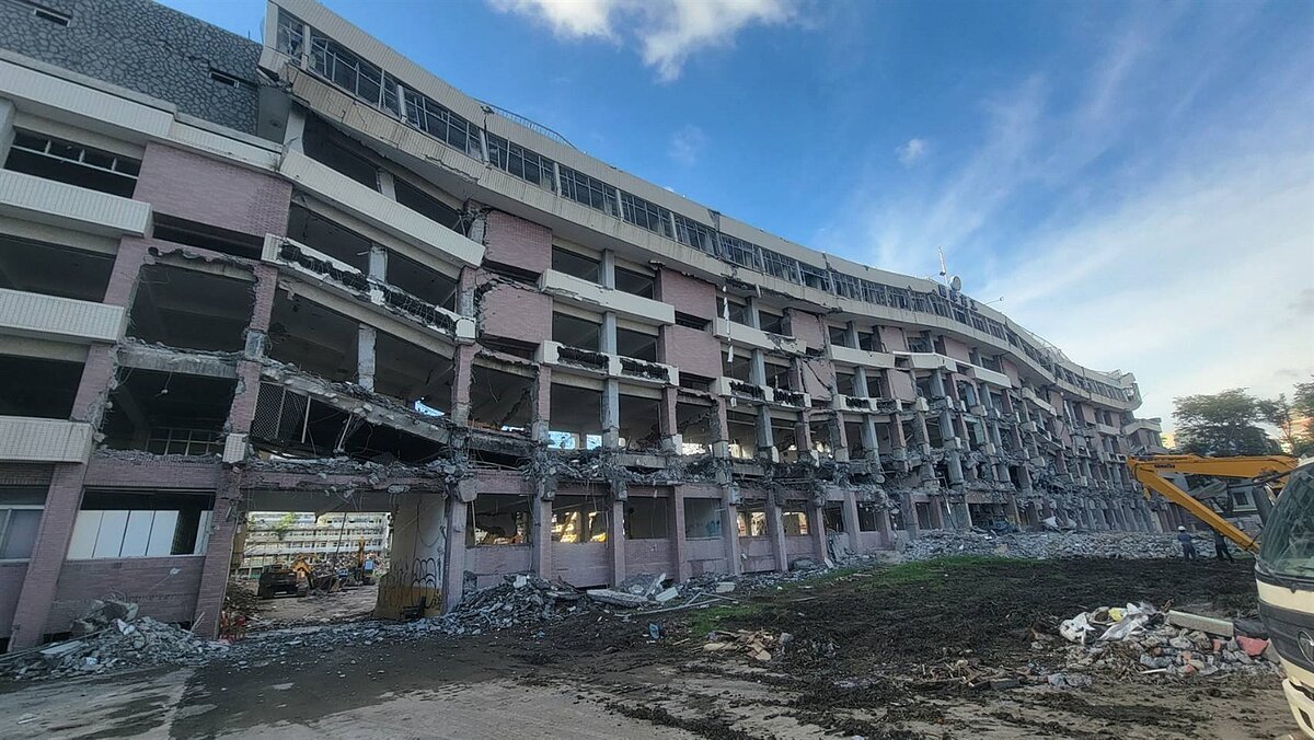 高雄國際商工閒置校舍進行拆除工程,高市議員郭建盟發現,施工疑似採取先破壞下層結構、再利用上層建築重量造成塌陷的方式進行,要求工務局立即介入調查,並釐清這樣的拆除方式是否符合施工安全規範。圖/議員郭建盟提供