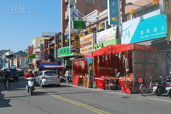 農曆過年將至,大甲順天路排滿春聯攤販,造成人車爭道危況,地方建議管理單位,在春節人多期間,該路應有效規畫為徒步區,以減少意外發生。(記者陳榮昌攝)
