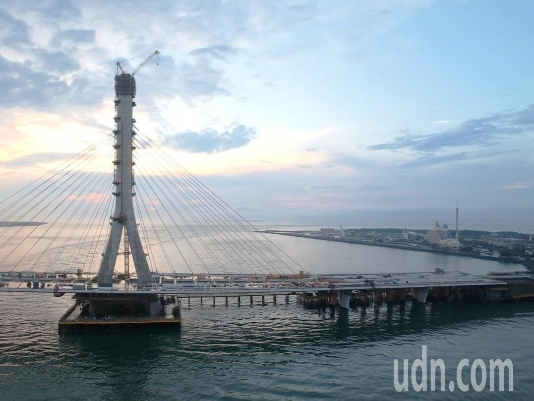 侯友宜表示淡江大橋主橋段預計7月完工, 八里端橋面3月閉合,今年底順利完工後、明年3月通車。記者李定宇/攝影