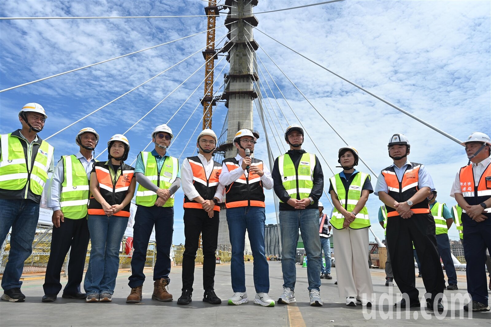 新北市長侯友宜今前往淡北道路與淡江大橋視察工程進度。記者李定宇/攝影
