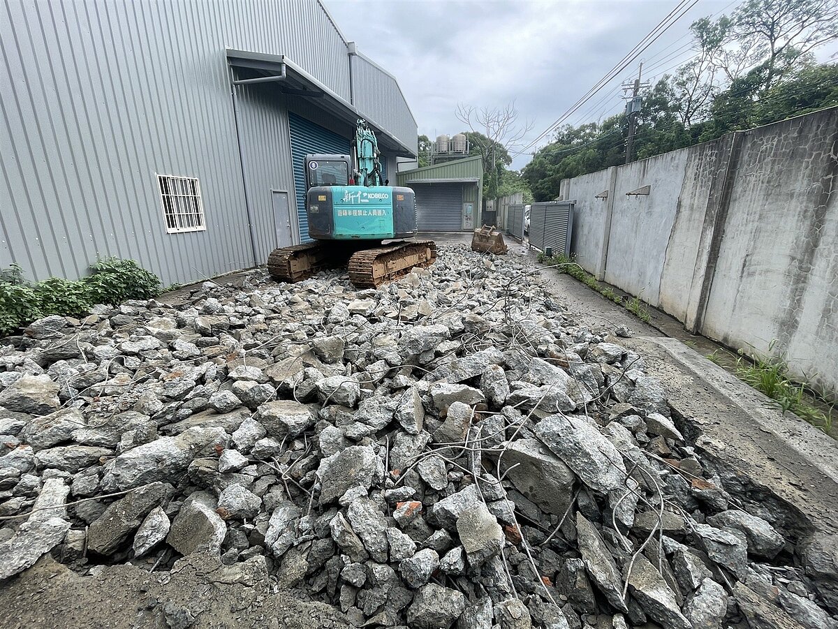 桃園市楊梅區一處保護區土地違法開發,水務局強制拆除。圖/桃園市水務局提供