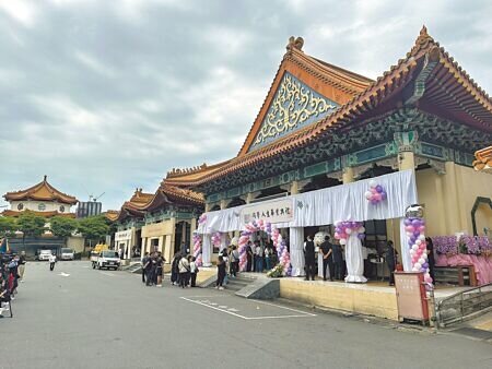 5月19日慘遭撞斃的三峽國中國一女學生家屬14日悲痛替她舉行告別式。(高鈞麟攝)